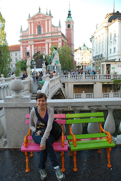 Descansando al lado del Puente Triple y al fondo la Iglesia Franciscana de la Asunción. Foto © Patrick Mreyen