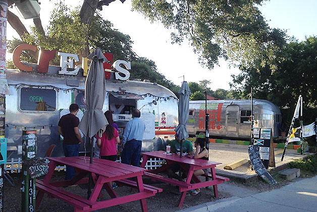 La ciudad es famosa por su gran cantidad de trailers de comida. Foto © Silvia Lucero 