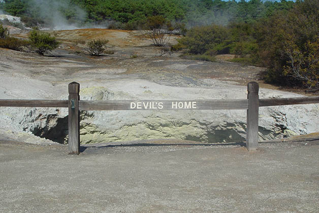 Una de las piscinas geotérmicas de Wai-O-Tapu. Foto © Patrick Mreyen