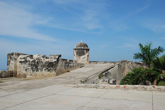 Caminando por las murallas de Cartagena de Indias. Foto © Patrick Mreyen