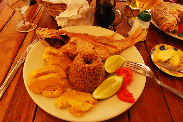 El pescado frito acompañado de patacones y el arroz con coco ¡es lo mejor! Foto © Silvia Lucero