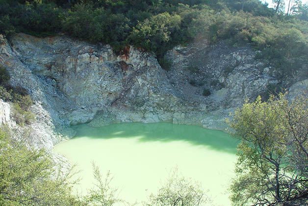 Los colores predominan en estas aguas termales. en Wai-O-Tapu. Foto © Patrick Mreyen