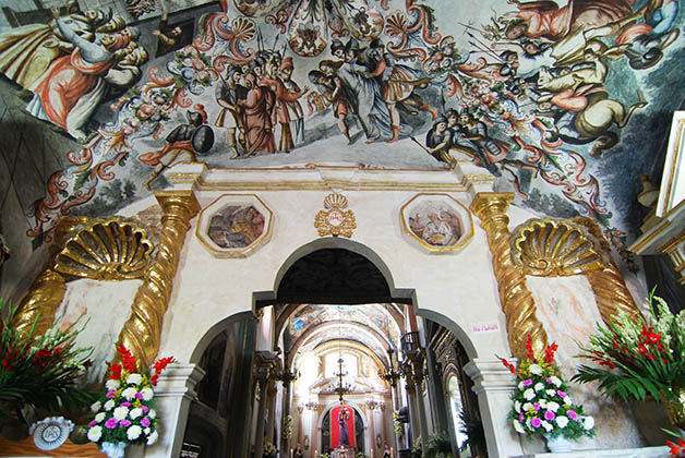 El Santuario de Atotonilco por fuera es una construcción blanca sencilla y por dentro es como un museo, lleno de frescos, retablos, columnas con hoja de oro, una completa obra de arte. Foto © Patrick Mreyen