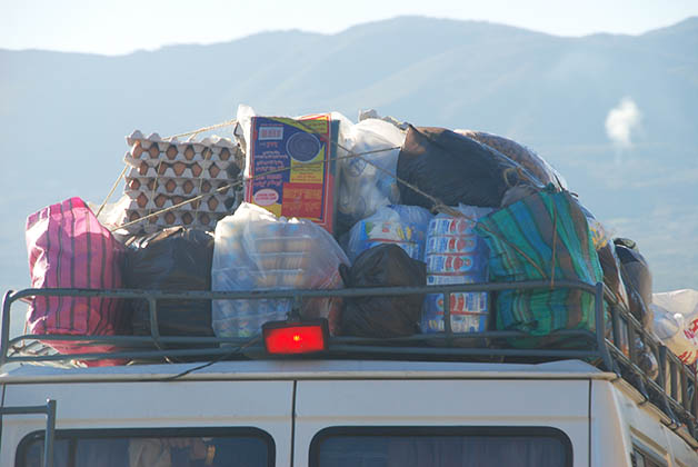 En las calles y carreteras verás que conducen cargados de muchos productos. Foto © Patrick Mreyen