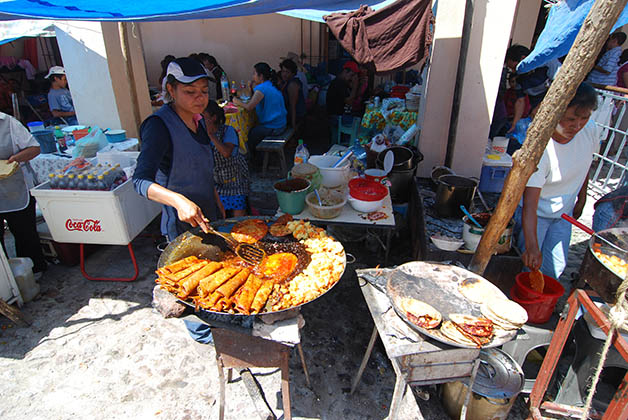 Enchiladas mineras afuera del Santuario de Atotonilco. Foto © Patrick Mreyen