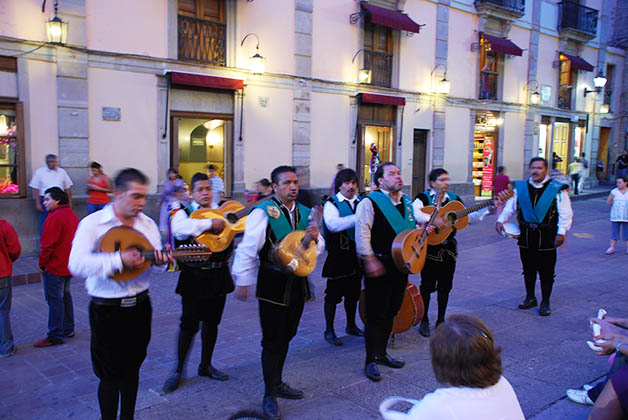 La estudiantina con sus trajes de tunos cantando canciones clásicas durante una callejoneada. Foto © Patrick Mreyen