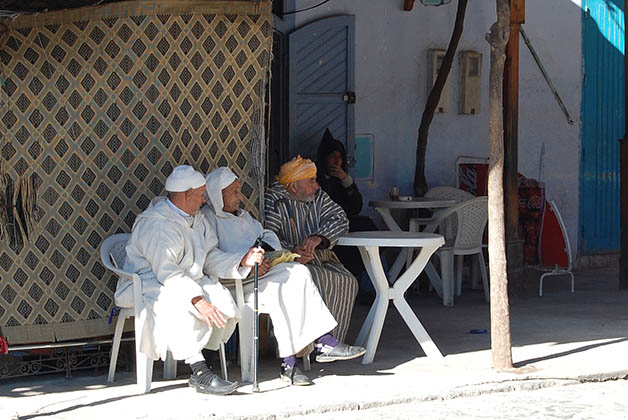 La vida es tranquila, la gente se sienta a observar, conversar y beber té de menta. Foto © Silvia Lucero