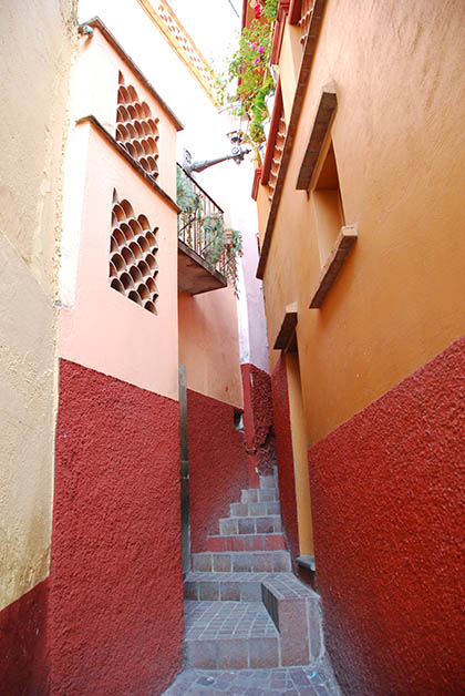 El Callejón del Beso tiene una leyenda romántica-trágica de dos jóvenes que pertenecían a diferentes clases sociales, que se enamoraron y tenían sus encuentros en los balcones, que están casi pegados. Como se imaginarán, el padre finalizó el romance de manera trágica, mato a su hija y el joven enamorado le dio un último beso en la mano, por eso se le llama el Callejón del Beso. Obviamente como es de imaginarse el joven terminó quitándose la vida. La leyenda obliga a las parejas a darse un beso en el tercer escalónpara tener amor eterno. Foto © Patrick Mreyen