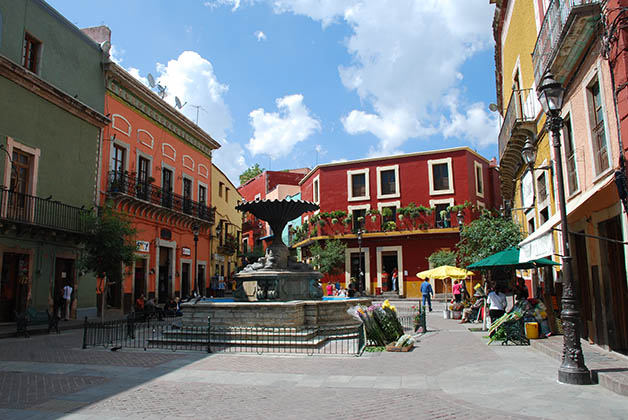 Edificios pintados en colores vibrantes en el centro de la ciudad de Guanajuato. Foto © Patrick Mreyen