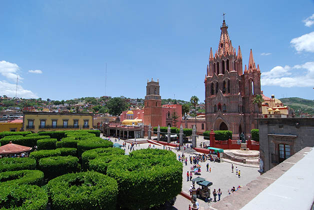 San Miguel de Allende, a la derecha se puede apreciar la majestuosa Parroquia de San Miguel Arcángel. Foto © Patrick Mreyen