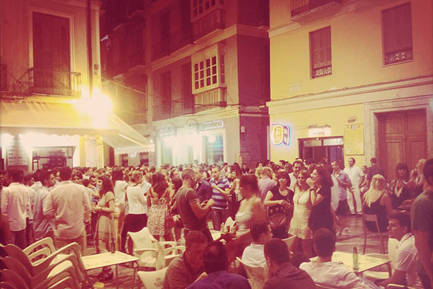 Plaza en Málaga muy popular entre los jóvenes. Foto © Silvia Lucero
