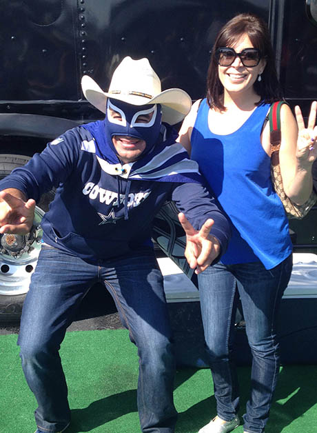 Con el fanático más grande de los Dallas Cowboys, mi hermano...y su outfit. Foto © Patrick Mreyen