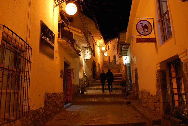 De noche es una ciudad romántica, con muchos lugares acogedores para cenar o tomarse un vino. Foto © Silvia Lucero