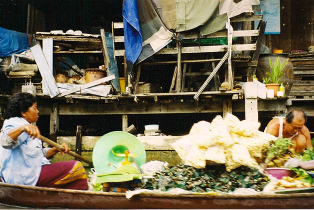 Venta en lancha en uno de los mercados flotantes. Foto © Silvia Lucero