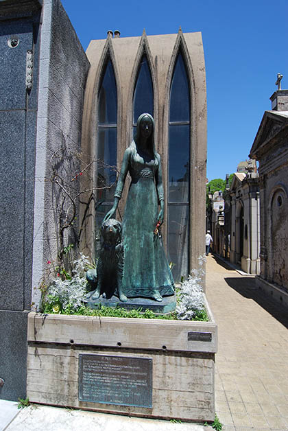Afuera de su mausoleo se encuentra la escultura de Liliana Crociati con su perro. Foto © Patrick Mreyen
