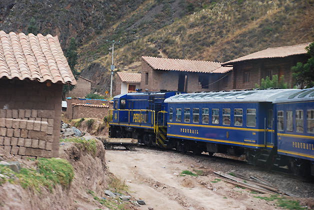 Tren hacia Aguas Calientes, el pueblo de Machu Picchu. Foto © Silvia Lucero