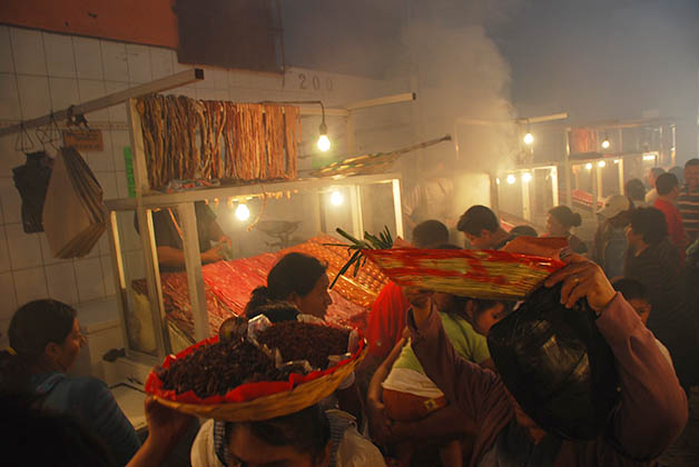 Carnes y chapulines en una de las canastas. Foto © Patrick Mreyen