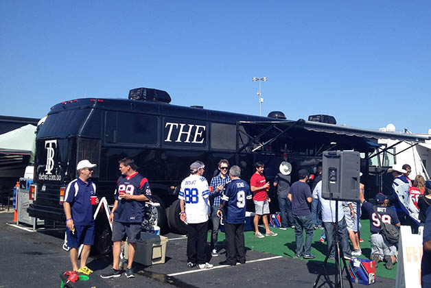 Nuestro tailgate en el estacionamiento del estadio. Foto © Silvia Lucero