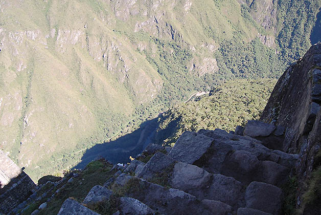 Escalando el Wayna Picchu. Foto © Silvia Lucero