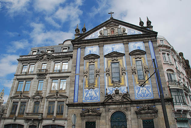 Iglesia de los Congregados, los azulejos son también obra de Jorge Colaço. Foto © Patrick Mreyen