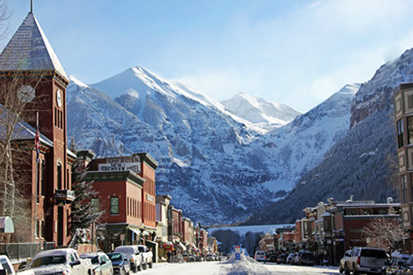 El pueblo resulta encantador entre las montañas, con sus construcciones pintorescas. Foto: Courtesy of the Telluride Tourism Board