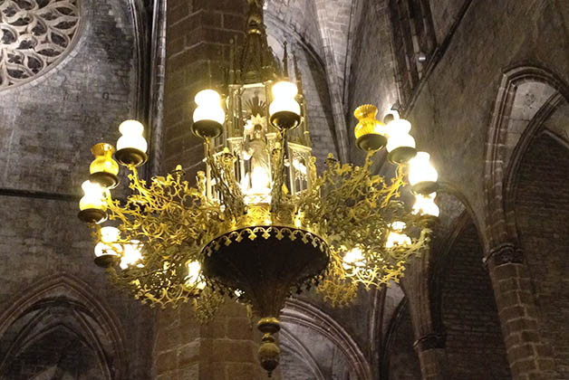 Los candelabros tienen imágenes religiosas por dentro. Foto © Silvia Lucero
