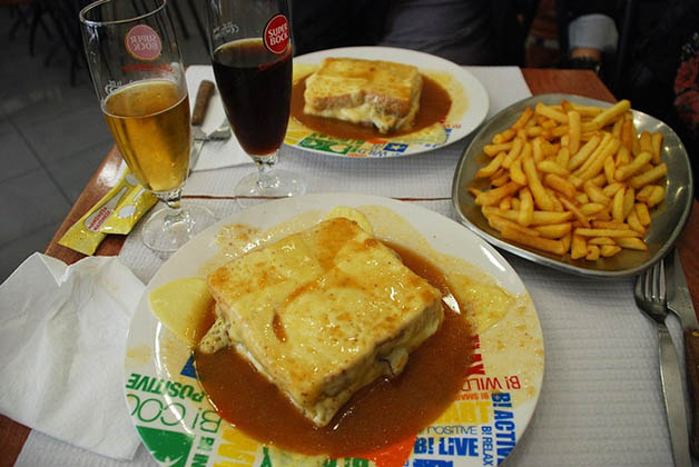 La típica francesinha. Foto © Silvia Lucero