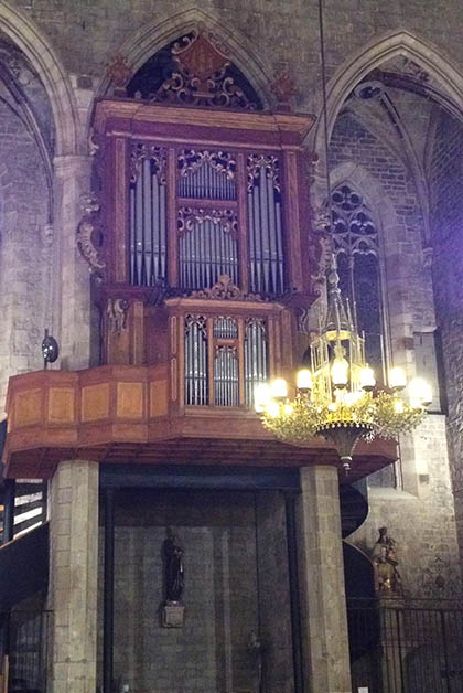 El órgano original se quemó en el incendio de 1936, se cree que éste es del siglo XVIII, pero se desconoce si realmente es de esa época y el creador. Foto © Silvia Lucero 