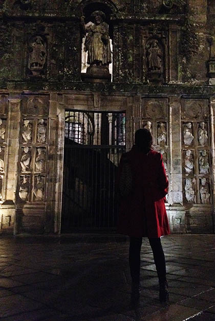 Admirando la Puerta Santa en la Catedral de Santiago de Compostela. Foto © Patrick Mreyen