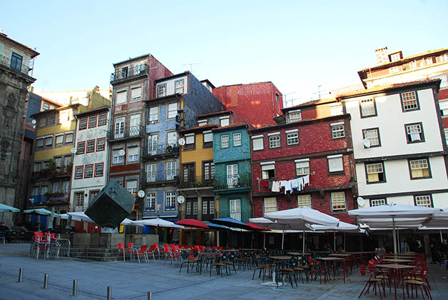 Las casas llenas de color en la Ribeira. Foto © Patrick Mreyen