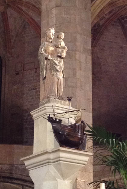 La estatua de la virgen con un barco a sus pies, se alza en el altar mayor. Foto © Silvia Lucero