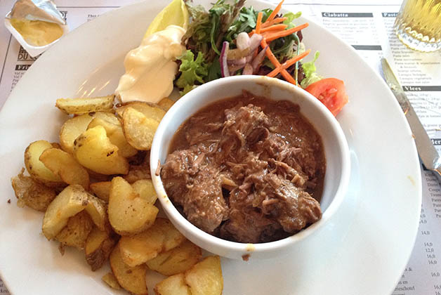 Stoofvles (carbonnade flamande) un plato típico de Bélgica. Foto © Silvia Lucero