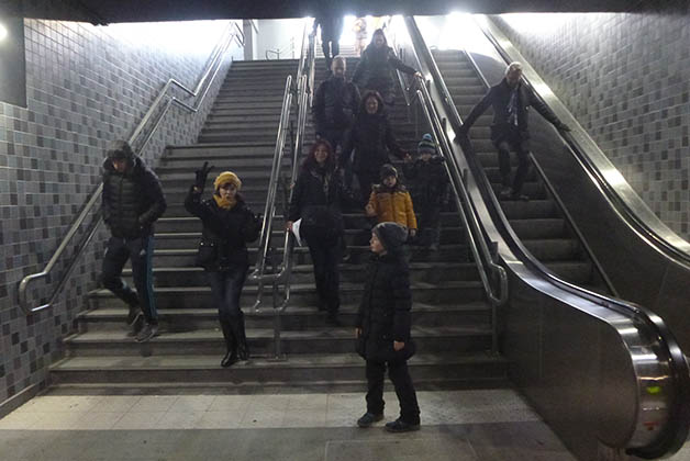 El primero reto, subirnos todos al metro con los pequeños. Foto © Patrick Mreyen