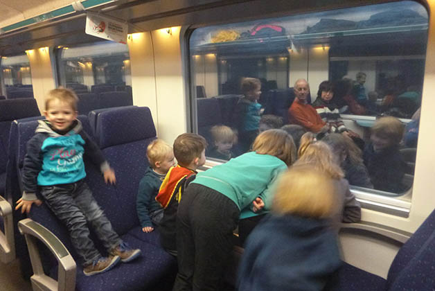 Los niños disfrutando el tren. Foto © Silvia Lucero