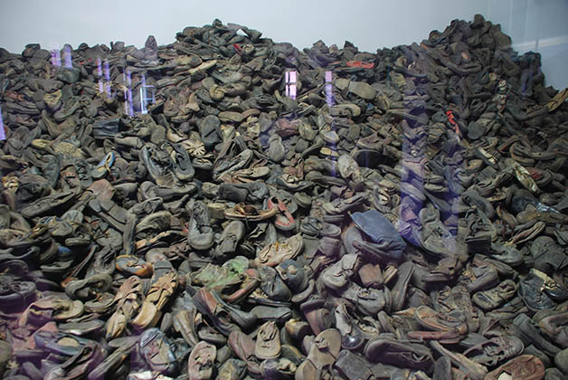 Miles de zapatos apilados, cuando llegaban les quitaban sus pertenencias. Foto © Patrick Mreyen
