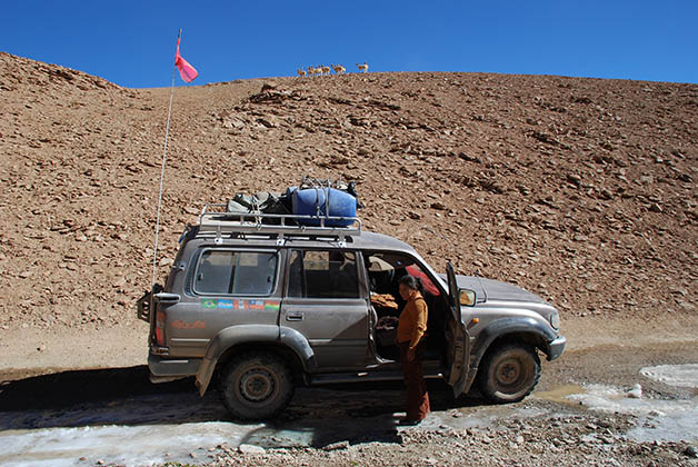 Nuestros guías en el 4x4. Foto © Silvia Lucero