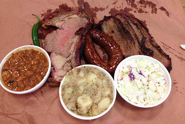 Una comida ligerita en Kreuz Market Barbecue. Foto © Silvia Lucero