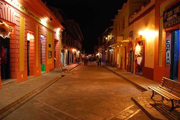 De noche es una ciudad muy romántica con sus calles empedradas. Foto © Patrick Mreyen