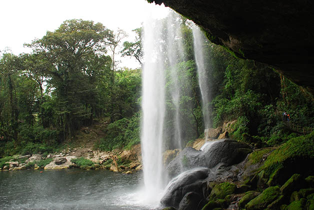 Es hermoso ver el paisaje detrás de la cascada. Foto © Patrick Mreyen