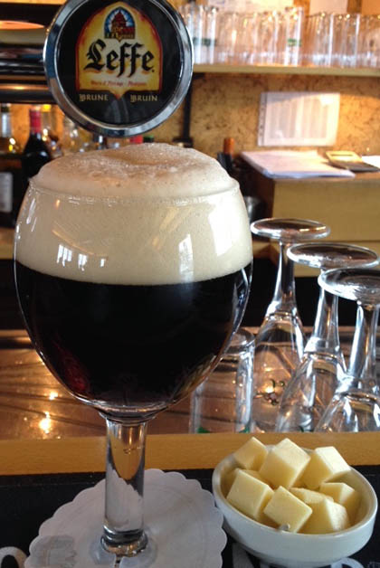 Esta vez solo nos detuvimos por una deliciosa cerveza belga. Foto © Silvia Lucero