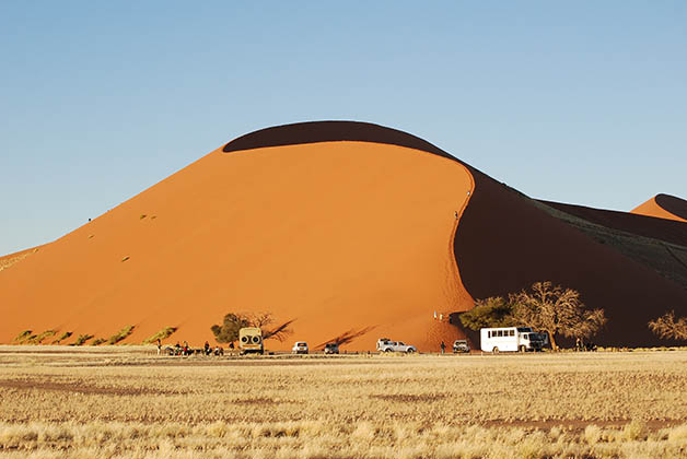 Desde temprano empiezan a subir los turistas a las dunas. Foto © Patrick Mreyen