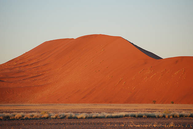 Una de las dunas totalmente roja. Foto © Patrick Mreyen