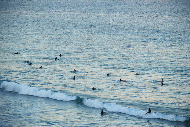 Viendo desde el bar de Icebergs a los surfistas. Foto © Patrick Mreyen