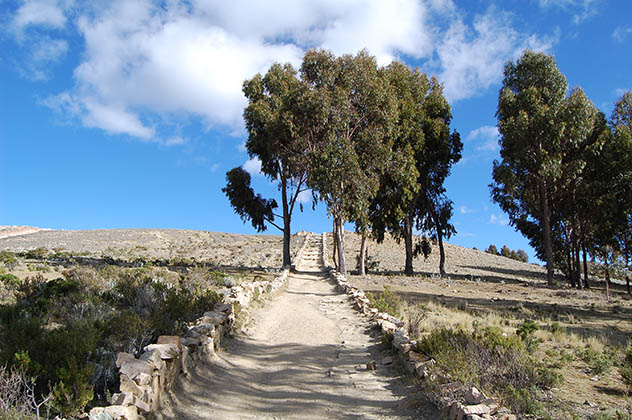 Caminando en la Isla del Sol, parecía que íbamos rumbo al cielo con este paisaje increíble. Foto © Silvia Lucero