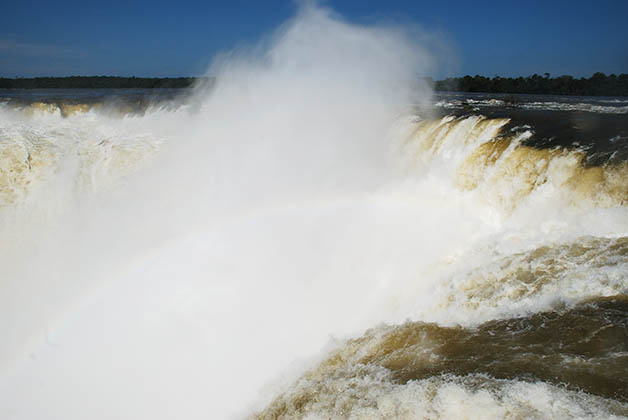 La Garganta del Diablo, tiene una caída de 80 metros y es imposible no salir mojado de ahí. Foto © Patrick Mreyen