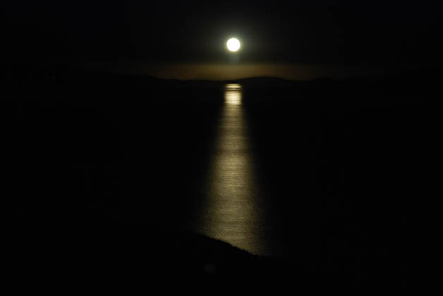 La luna impresionante parecía que iba saliendo de la Isla de la Luna. Foto © Patrick Mreyen