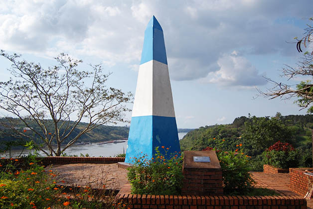 Obelisco en el Hito de las Tres Fronteras. Foto © Silvia Lucero