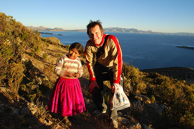 Patrick posando con esta nenita preciosa. Foto © Silvia Lucero