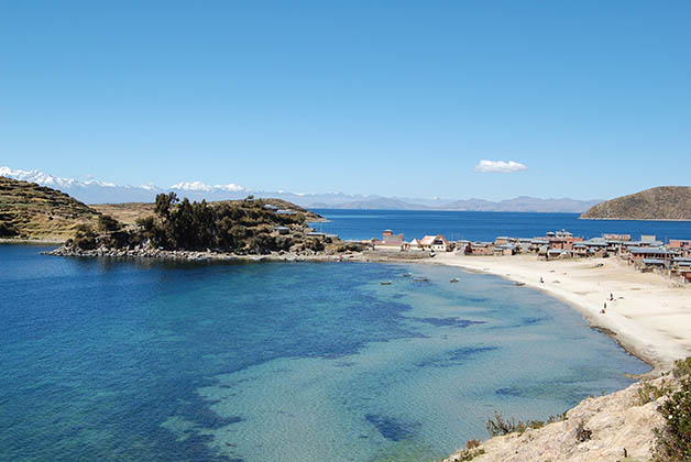 Playa en Isla del Sol. Foto © Silvia Lucero