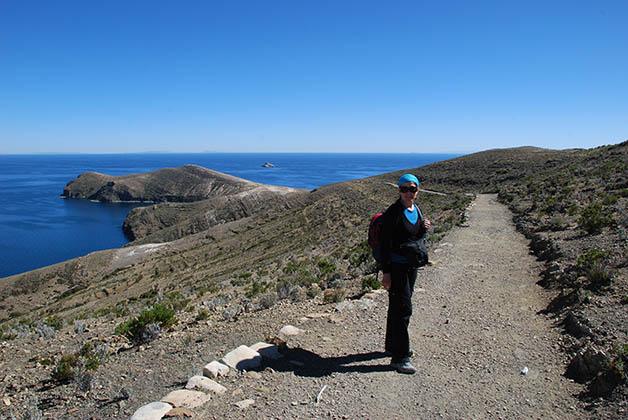 Caminando rumbo a la zona arqueológica en la Isla del Sol. Foto © Patrick Mreyen